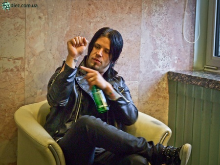 Tobin Esperance  (Papa Roach)