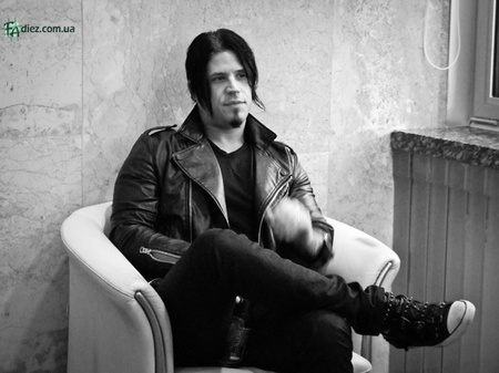 Tobin Esperance  (Papa Roach)