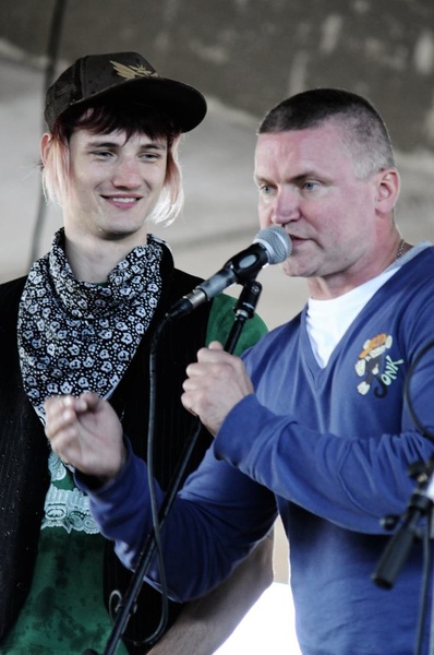 Організатор концерту Тол Тракер і дядька-звукореж, який кілька разів переривав концерт.