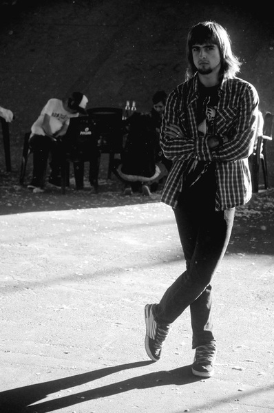 А цей, замість тогоЮ, щоб взяти до рук швабру, позує. Журналіст, одним словом.