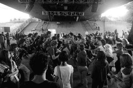 Стінка на стінку під The Homebodies