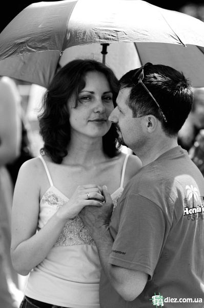 Пара в очікуванні відкриття дверей. Без затримки, звичайно ж, не обійшлося.