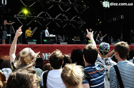 Глядачі вітають початок виступу гурту Mad Heads XL.