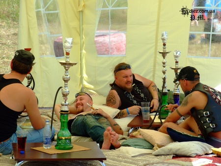 Картина Рєпіна "Байкери в наметі"...