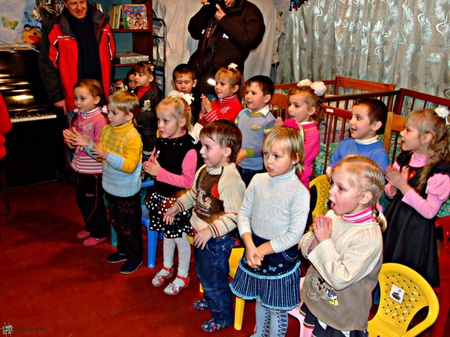 З книгою до дітей