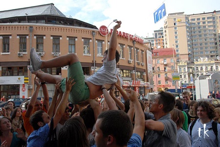 Димна Суміш зіграла концерт у вітрині магазину