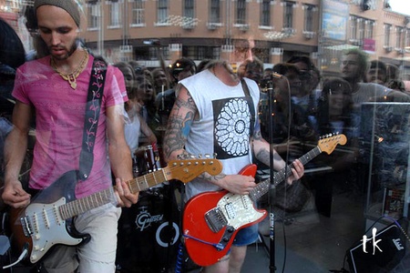 Димна Суміш зіграла концерт у вітрині магазину