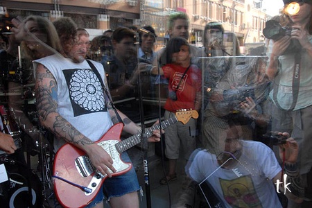 Димна Суміш зіграла концерт у вітрині магазину