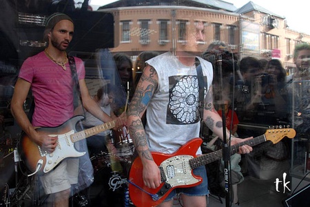 Димна Суміш зіграла концерт у вітрині магазину