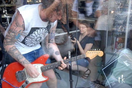 Димна Суміш зіграла концерт у вітрині магазину