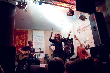 Маша и медведи@Диван