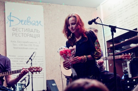 Маша и медведи@Диван