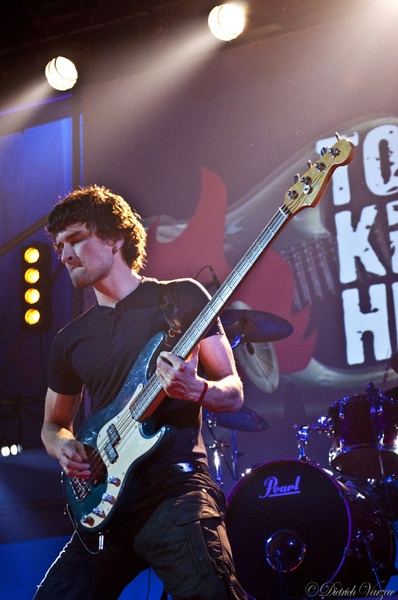 Тонкая Красная Нить