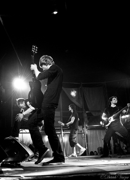 Тонкая Красная Нить